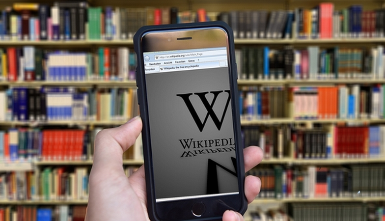 2001: nasce Wikipedia