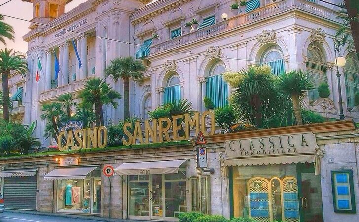 Sanremo 2023: Caduta di stile all’Ariston, Blanco distrugge la scenografia durante l’esibizione e Amadeus sminuisce