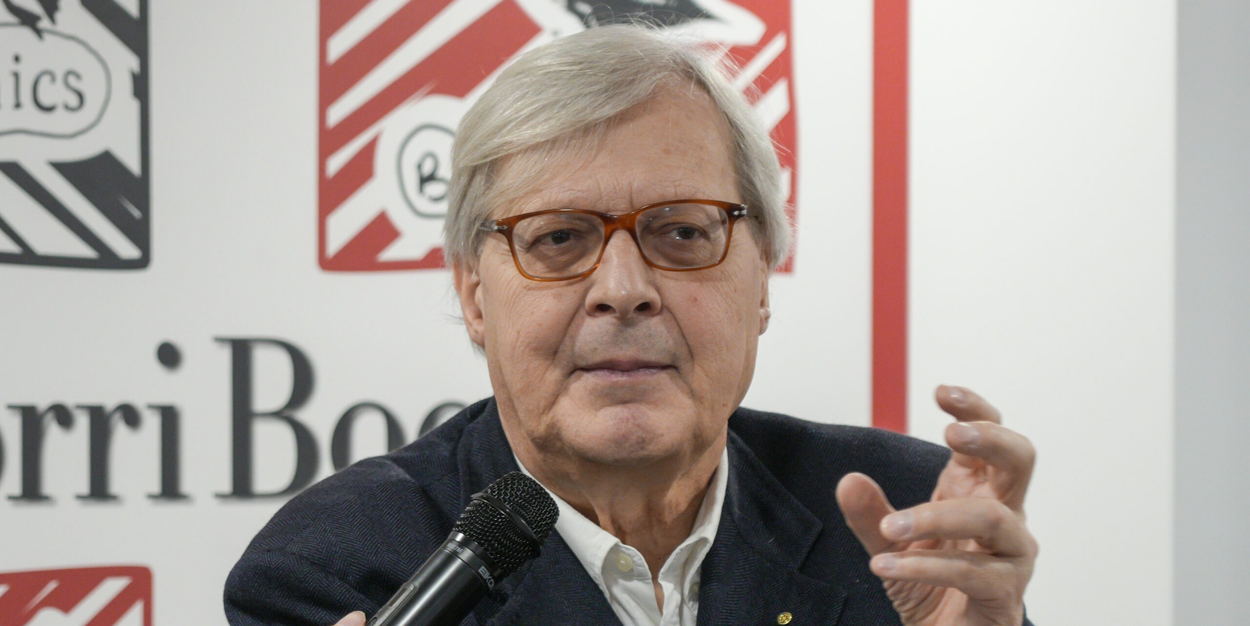 Vittorio Sgarbi, il Sottosegretario ai Beni Cuturali indagato dalla Procura di Macerata: “Dovrei dimettermi per una cosa inventata? Ma no”.