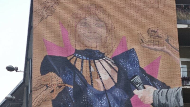 Raffaella Carrà, spunta il murale sulla sede RAI di via Teulada