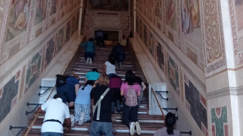 La Scala Santa di Roma: ventotto gradini tra storia, fede e mistero