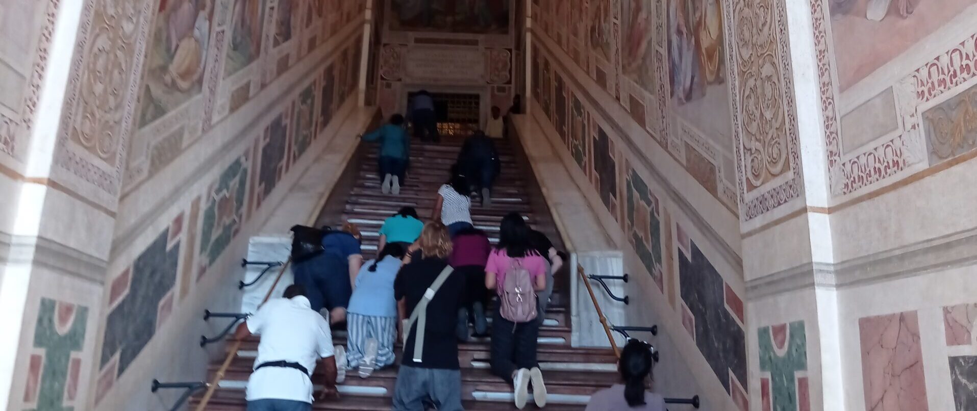 La Scala Santa di Roma: ventotto gradini tra storia, fede e mistero