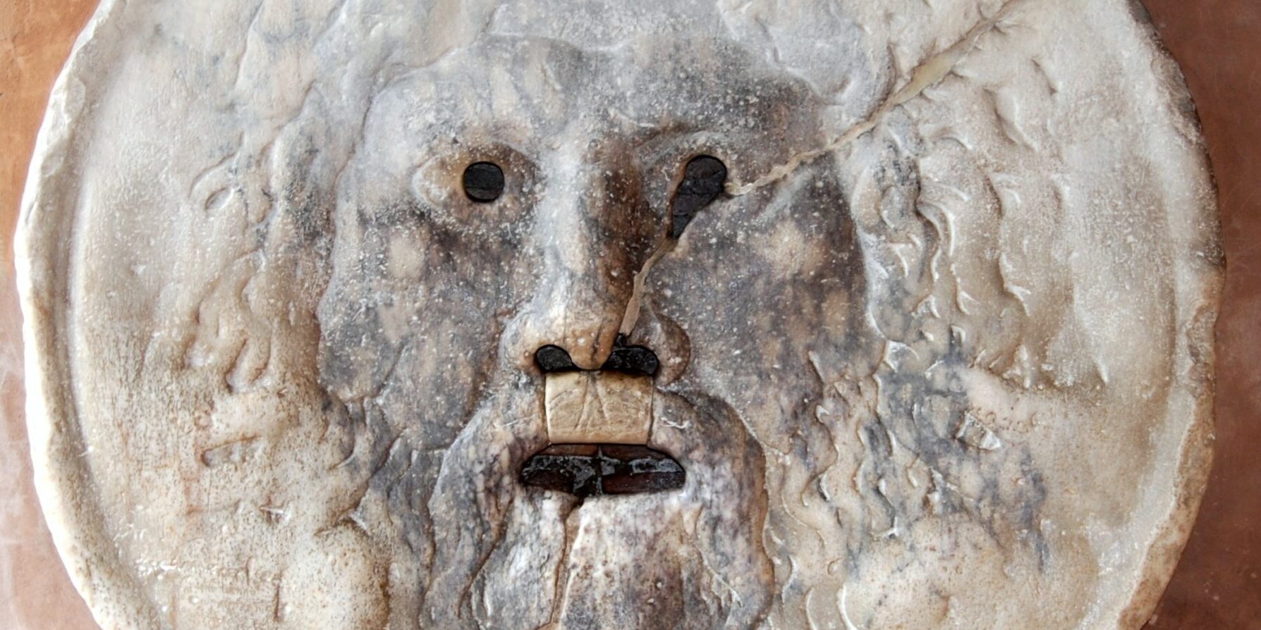 La Bocca della Verità: storia, prodigi e segreti del mascherone più celebre di Roma