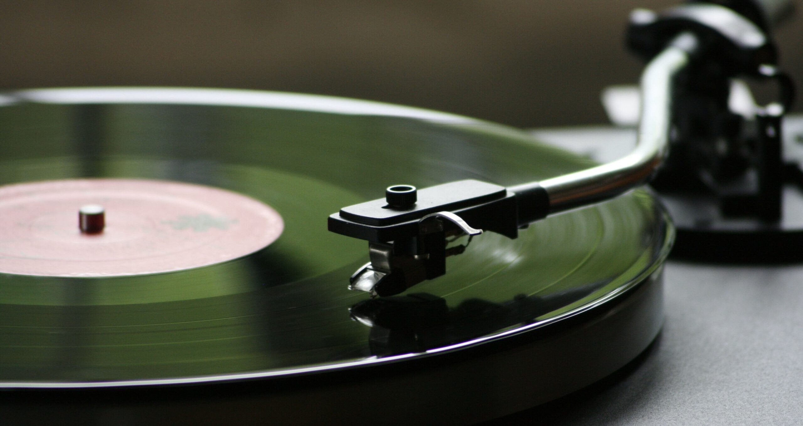 Il solco che canta: come funziona (davvero) un disco in vinile