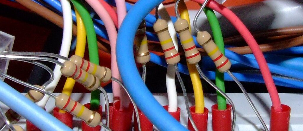 Il linguaggio segreto dell’elettronica: perché le resistenze parlano a colori?